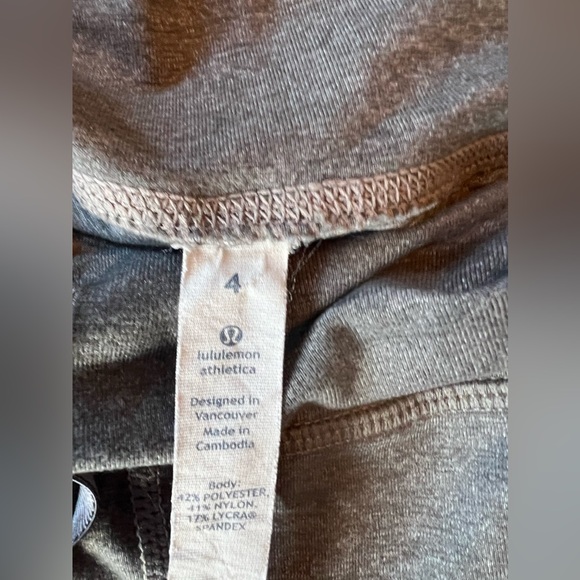 Lululemon pants.  Capri style. Almost new hardly worn - Picture 2 of 4